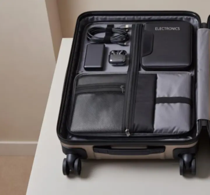 Organizer bagażowy ułożony wewnątrz otwartej walizki