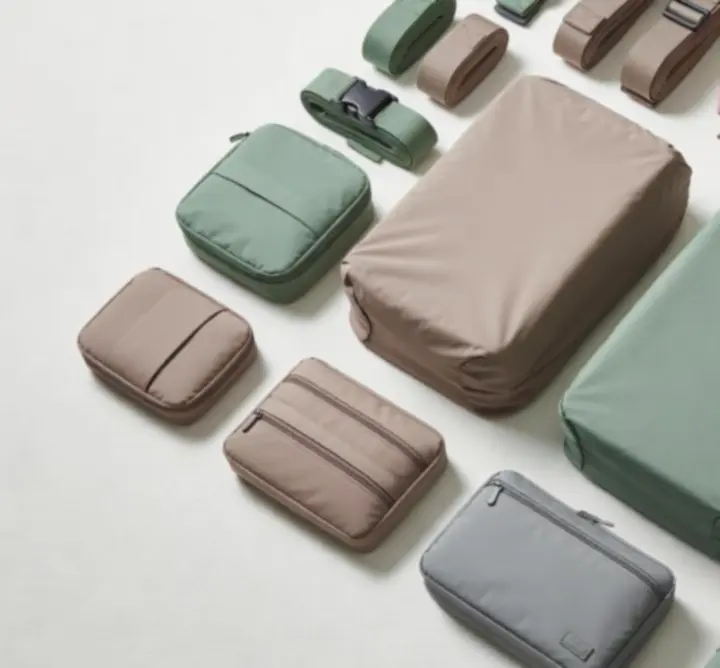 Płasko rozłożone najpopularniejsze akcesoria podróżnicze na jasnym tle