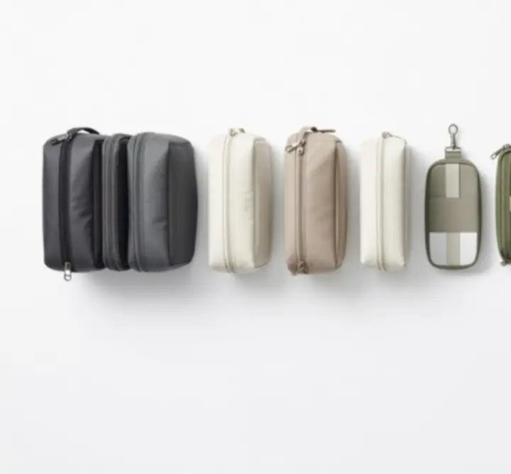 Miniatury produktów: kostki pakowne, organizery i kosmetyczki podróżne