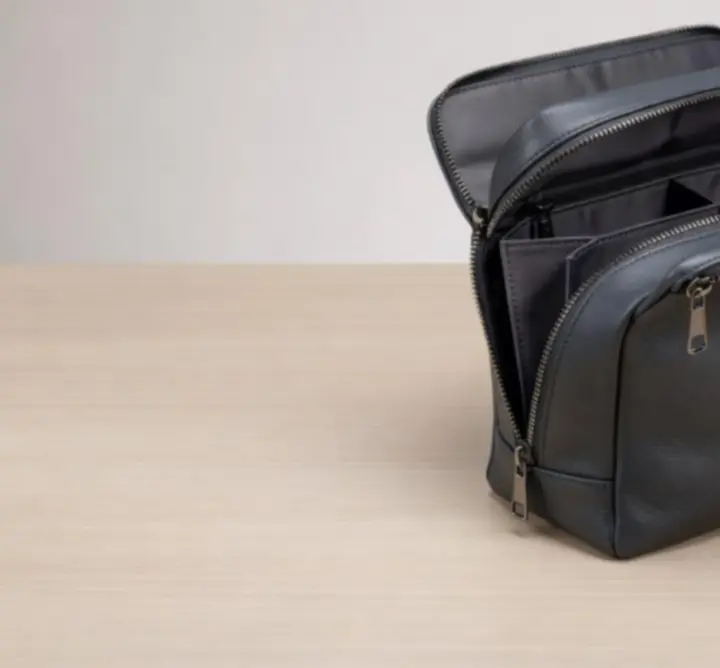 Minimalistyczna saszetka podróżna na kosmetyki ustawiona na stole